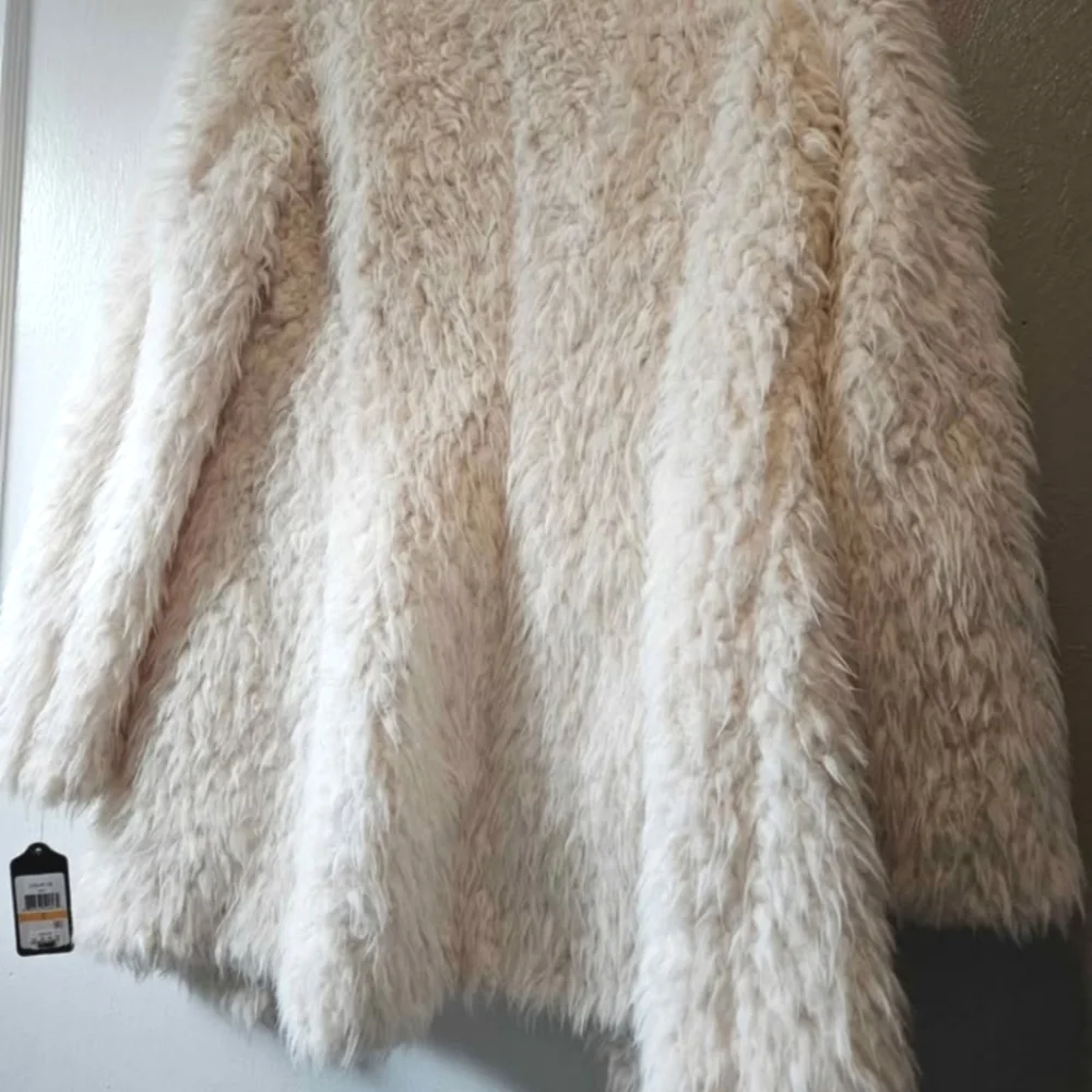 Guess Women's White Faux Fur Coat - Picture 3 of 4